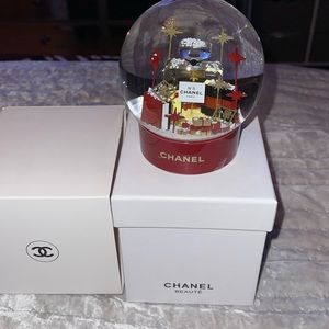 Chanel snowglobe beautiful excellent condition comes with box